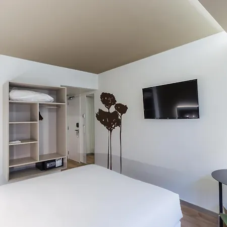 Ibis Styles Centro Marques De Pombal מלון 3*